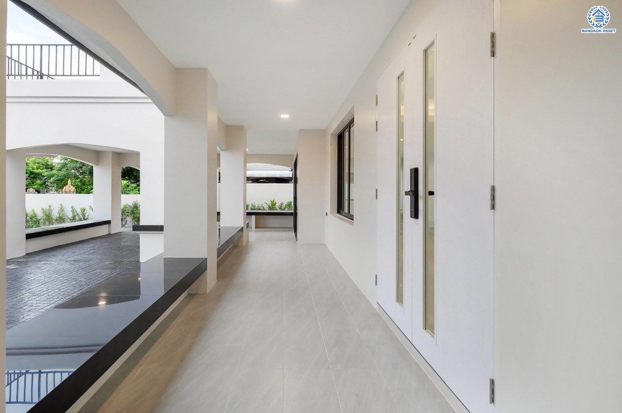 บ้านเดี่ยวฟิลคฤหาสน์มือสองตกแต่งใหม่ แบรนด์ LH ดีไซน์สุดหรูหรา โครงการ ลดาวัลย์ ปิ่นเกล้า เนื้อที่ 214 ตร.ว. บนพื้นที่ใช้สอยถึง 553.48 ตร.ม. ฟังก์ชันจัดเต็ม 4 ห้องนอน 5 ห้องน้ำ 1 ห้องอเนกประสงค์ 1 ห้องแม่บ้าน จอดรถได้ถึง 2 คัน ทำเลติดถนนบรมราชชนนี เชื่อมต่อหลายเส้นทาง ใกล้มหาวิทยาลัยมหิดล และเซ็นทรัลศาลายา